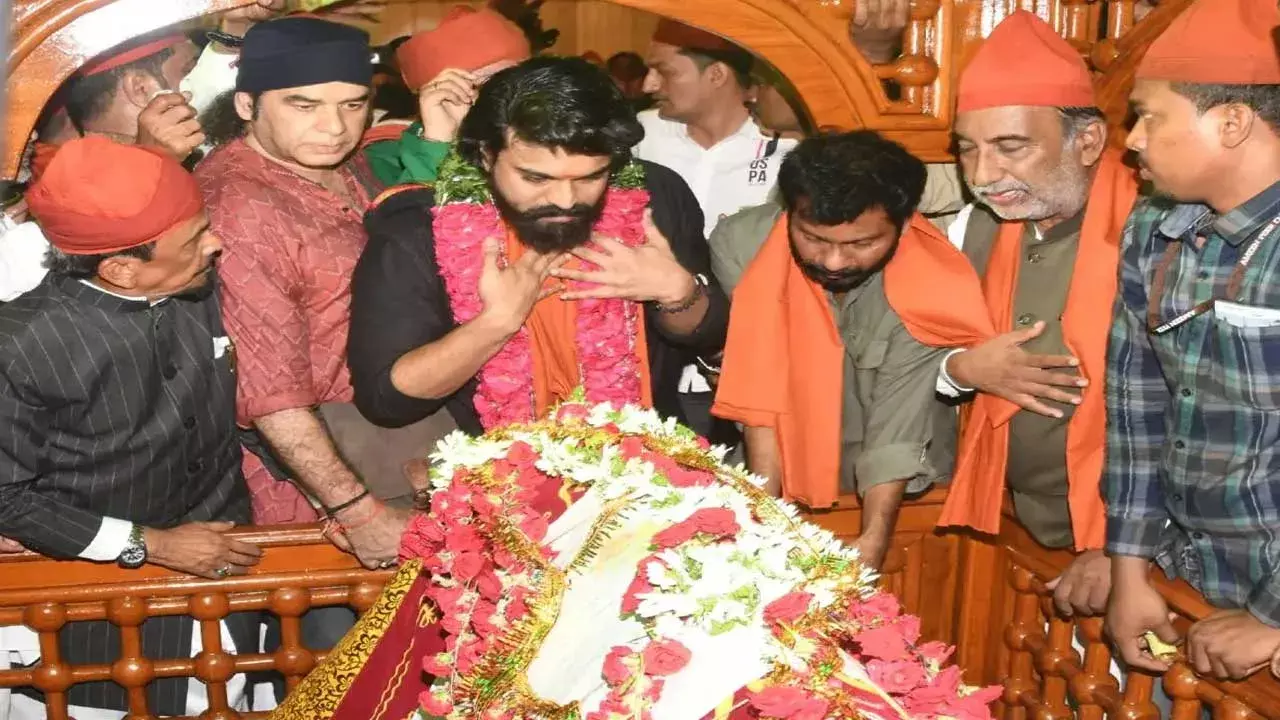 Ram Charan : రెహమాన్ కోరడంతో కడప దర్గాకు అయ్యప్ప మాలలో వెళ్లిన రామ్ చరణ్ Ram Charan : రెహమాన్ కోరడంతో కడప దర్గాకు అయ్యప్ప మాలలో వెళ్లిన రామ్ చరణ్