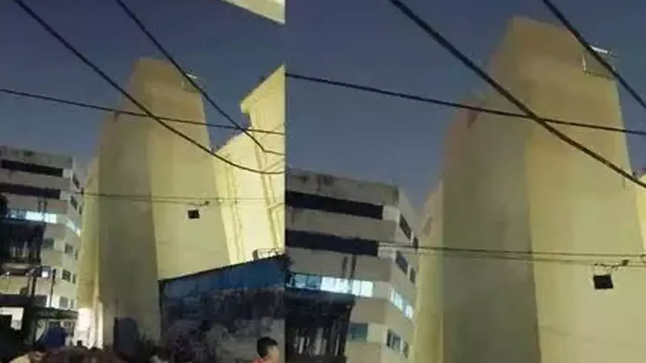 Hyderabad : మాదాపూర్లో ఒరిగిన భవనం.. కుప్పకూల్చే పనులు ప్రారంభం Hyderabad : మాదాపూర్లో ఒరిగిన భవనం.. కుప్పకూల్చే పనులు ప్రారంభం