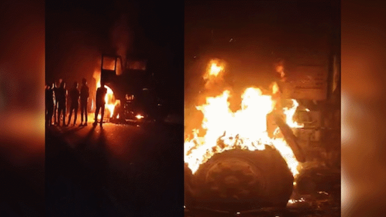 Maoists: జార్ఖండ్లో 5 ట్రక్కులకు నిప్పుపెట్టిన మావోయిస్టులు Maoists: జార్ఖండ్లో 5 ట్రక్కులకు నిప్పుపెట్టిన మావోయిస్టులు