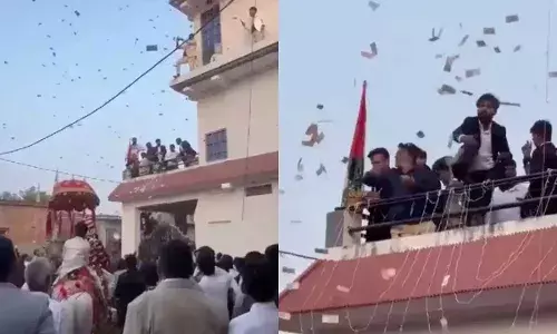 Uttar Pradesh : పెళ్లి బారాత్లో నోట్ల వర్షం.. వీడియో వైరల్ Uttar Pradesh : పెళ్లి బారాత్లో నోట్ల వర్షం.. వీడియో వైరల్