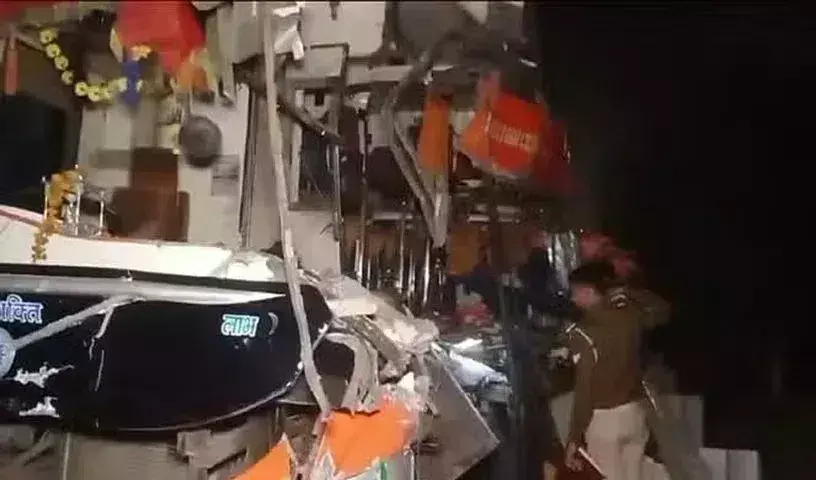 Road Accident : లారీని ఢీకొట్టిన డబుల్‌ డెక్కర్‌ బస్‌..