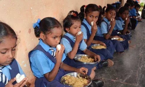 Telangana: మధ్యాహ్నభోజనం తిని అస్వస్థతకు గురైన 17 మంది విద్యార్థులు.. ఆస్పత్రిలో చేరిక Telangana: మధ్యాహ్నభోజనం తిని అస్వస్థతకు గురైన 17 మంది విద్యార్థులు.. ఆస్పత్రిలో చేరిక