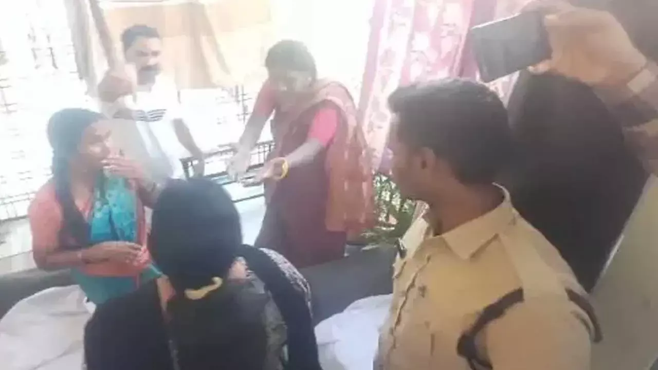 Nalgonda DEO : పరాయి స్త్రీతో దొరికిపోయిన నల్గొండ డీఈఓ