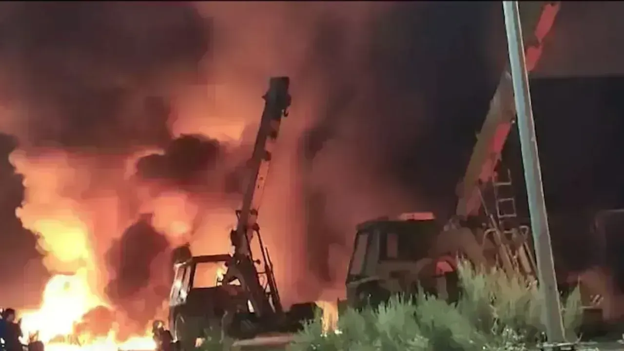 Huge Fire Accident: మహారాష్ట్రలోని అంబర్నాథ్లోని ఫార్మా ఫ్యాక్టరీలో   భారీ అగ్నిప్రమాదం.. Huge Fire Accident: మహారాష్ట్రలోని అంబర్నాథ్లోని ఫార్మా ఫ్యాక్టరీలో   భారీ అగ్నిప్రమాదం..