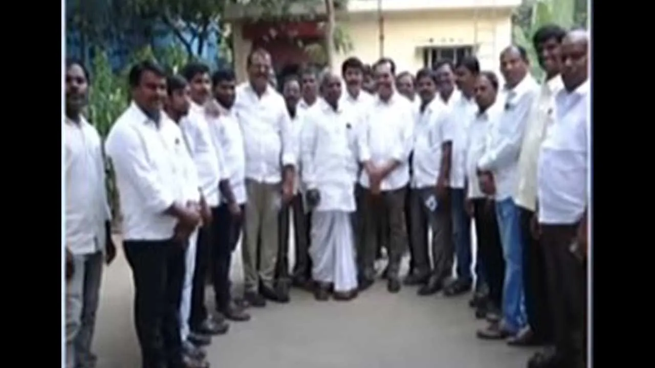 Minister Uttam Kumar Reddy : మంత్రి ఉత్తమ్ను కలిసిన మల్లన్నసాగర్ బాధితులు Minister Uttam Kumar Reddy : మంత్రి ఉత్తమ్ను కలిసిన మల్లన్నసాగర్ బాధితులు