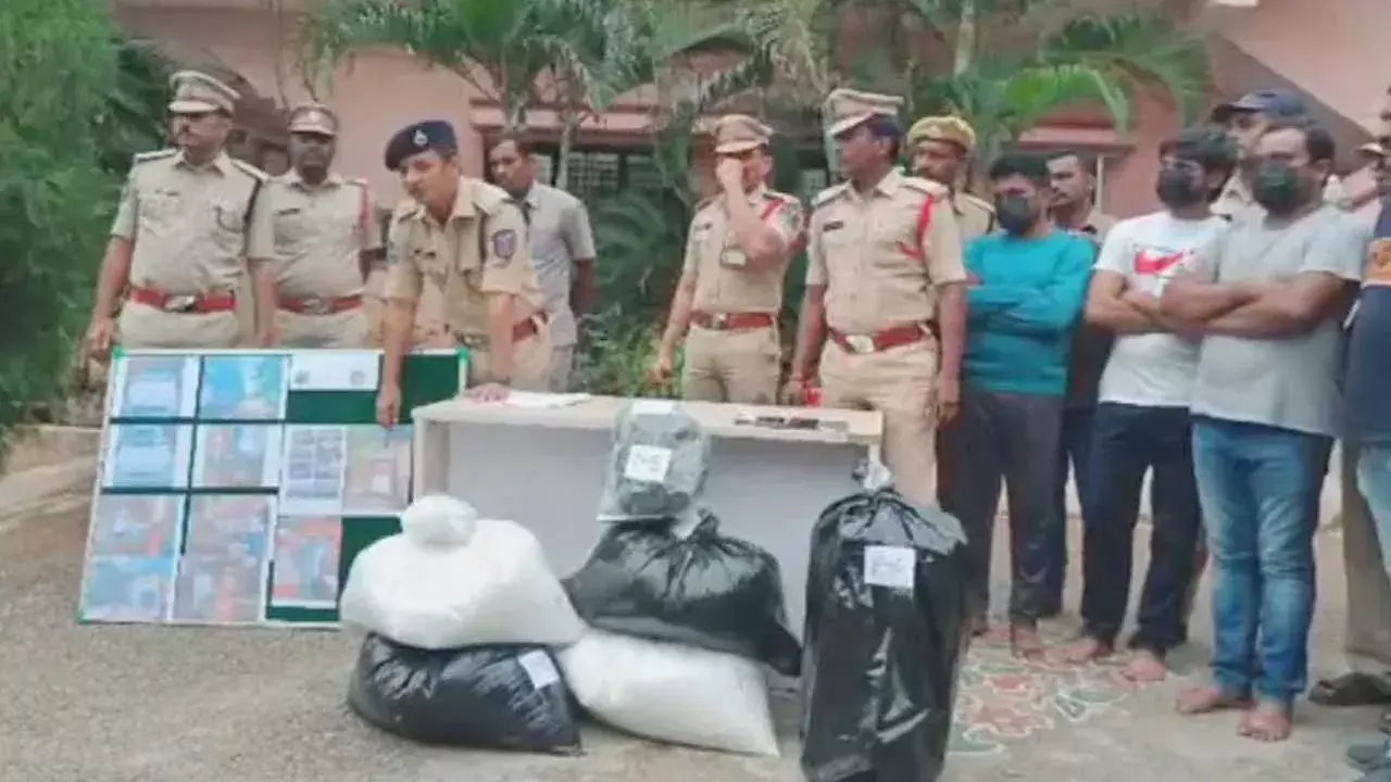 Drugs Seized : యాదగిరిగుట్టలో డ్రగ్స్ కలకలం Drugs Seized : యాదగిరిగుట్టలో డ్రగ్స్ కలకలం