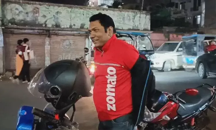 రూ.8 వేలతో ఎలా బతకాలి.. పార్ట్ టైమ్ జాబ్ చేస్తున్న ప్రభుత్వ ఉపాధ్యాయుడు రూ.8 వేలతో ఎలా బతకాలి.. పార్ట్ టైమ్ జాబ్ చేస్తున్న ప్రభుత్వ ఉపాధ్యాయుడు