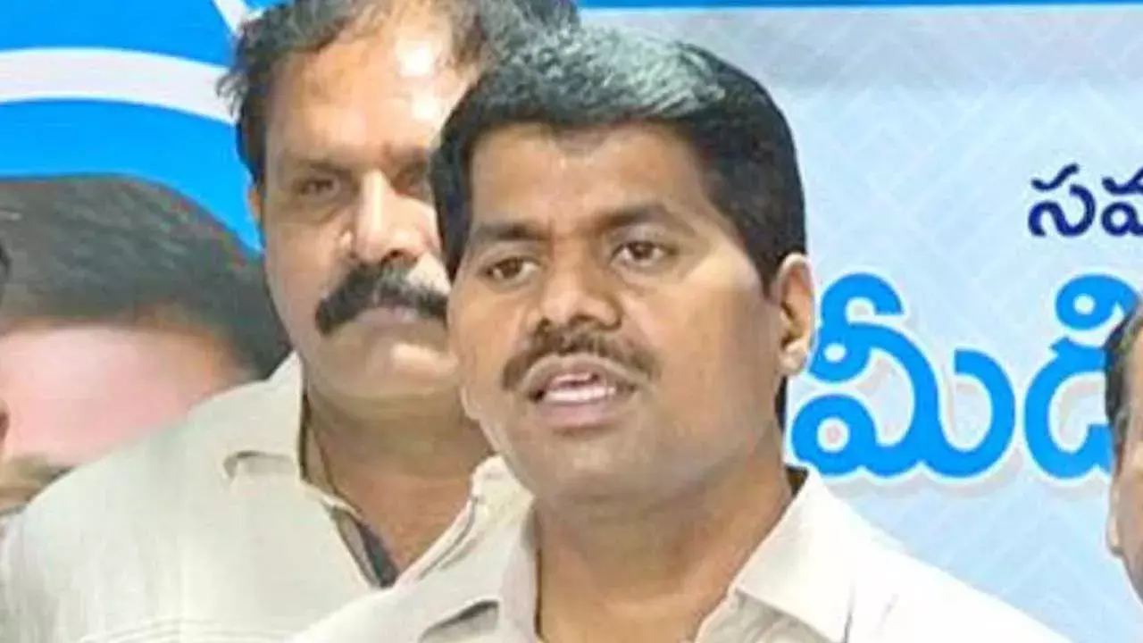 AP : సచివాలయ ఉద్యోగుల సంఘం నేత అరెస్ట్ AP : సచివాలయ ఉద్యోగుల సంఘం నేత అరెస్ట్