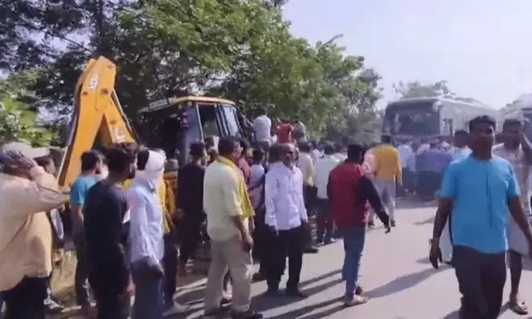 Maharastra: గోండియాలో బస్సు బోల్తా.. 8మంది మృతి, 30 మందికి గాయాలు.. Maharastra: గోండియాలో బస్సు బోల్తా.. 8మంది మృతి, 30 మందికి గాయాలు..