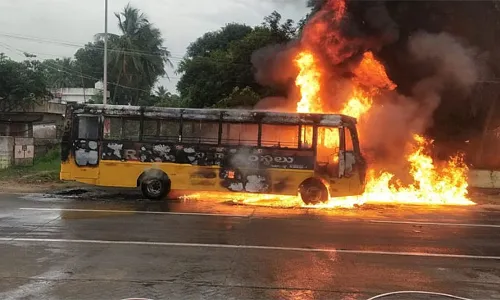 Fire Accident: నర్సింగ్ కళాశాల విద్యార్ధులకు తప్పిన  ప్రమాదం , బస్సు దగ్ధం Fire Accident: నర్సింగ్ కళాశాల విద్యార్ధులకు తప్పిన  ప్రమాదం , బస్సు దగ్ధం