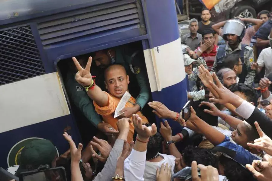 Bangladesh: హిందూ నేతల బ్యాంక్ అకౌంట్లను ఫ్రీజ్ చేసిన బంగ్లాదేశ్.. Bangladesh: హిందూ నేతల బ్యాంక్ అకౌంట్లను ఫ్రీజ్ చేసిన బంగ్లాదేశ్..