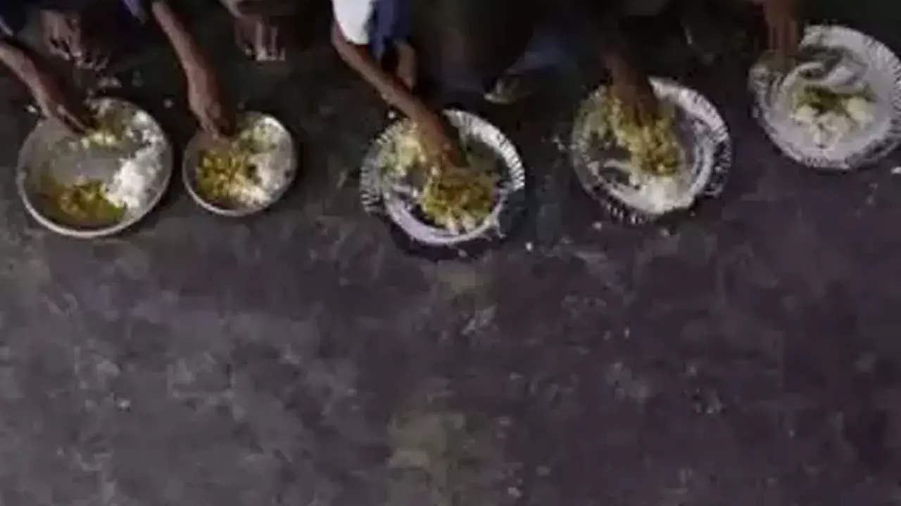 TG : బియ్యంలో పురుగులు.. అధికారుల పరుగులు TG : బియ్యంలో పురుగులు.. అధికారుల పరుగులు