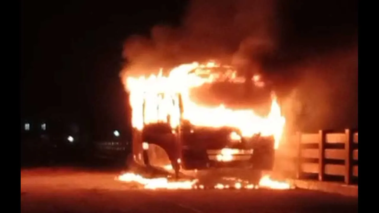 Bapatla District : బస్సులో అకస్మాత్తుగా మంటలు.. విద్యార్థులు ఎలా తప్పించుకున్నారంటే! Bapatla District : బస్సులో అకస్మాత్తుగా మంటలు.. విద్యార్థులు ఎలా తప్పించుకున్నారంటే!