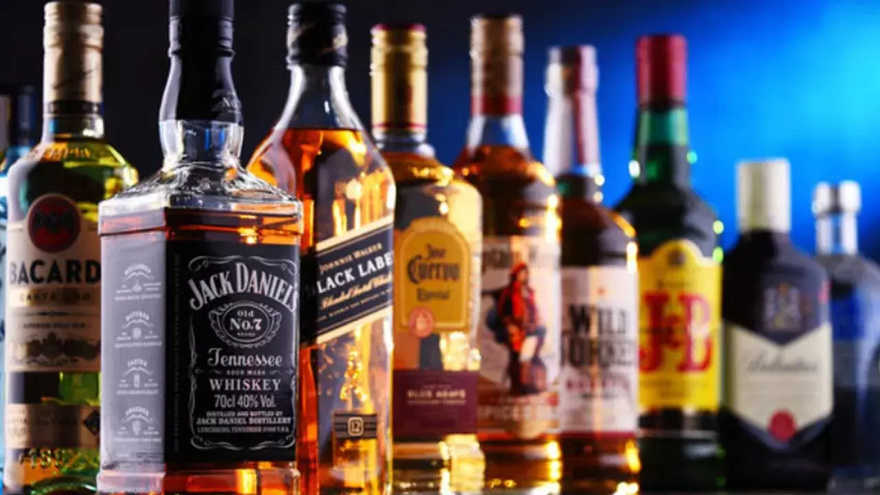 AP : తగ్గిన మద్యం రేట్లు.. మద్యం ప్రియులకు పండగ