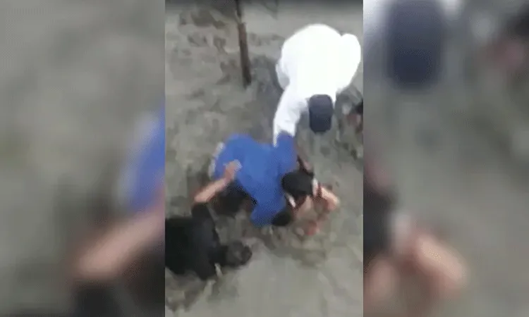 చెన్నై వరదలు.. నీటిలో తేలియాడుతున్న వ్యక్తి మృతదేహం చెన్నై వరదలు.. నీటిలో తేలియాడుతున్న వ్యక్తి మృతదేహం