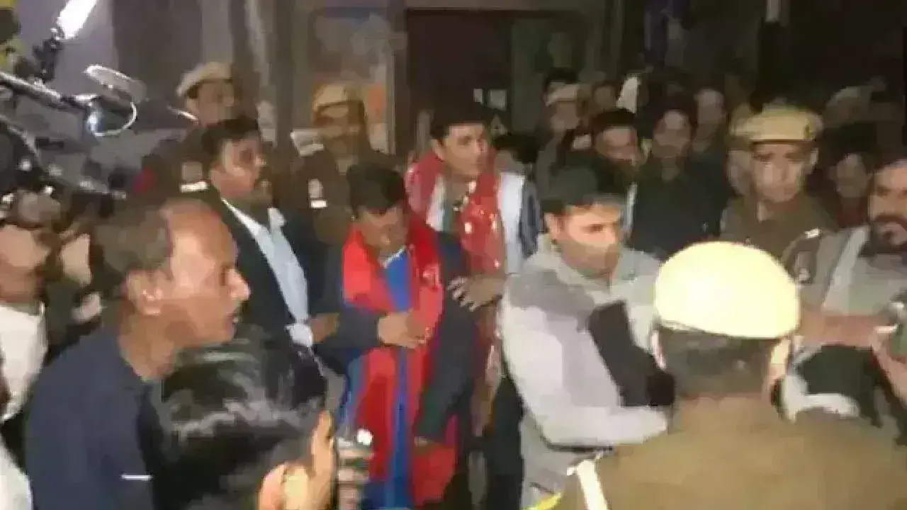 Arvind Kejriwal: కేజ్రీవాల్పై ద్రావకం పోసేందుకు యువకుడి యత్నం Arvind Kejriwal: కేజ్రీవాల్పై ద్రావకం పోసేందుకు యువకుడి యత్నం