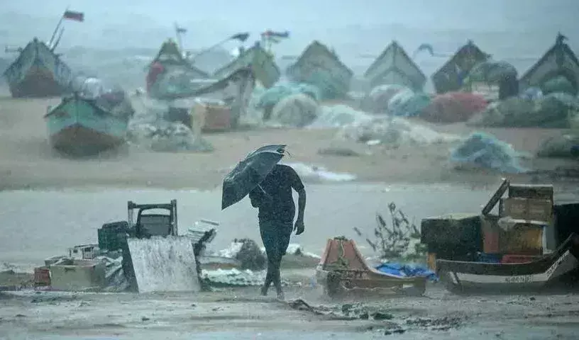 Cyclone Fengal: చెన్నైలో ముగ్గురి ప్రాణాలు తీసిన  ఫెంగల్ తుపాను. Cyclone Fengal: చెన్నైలో ముగ్గురి ప్రాణాలు తీసిన  ఫెంగల్ తుపాను.