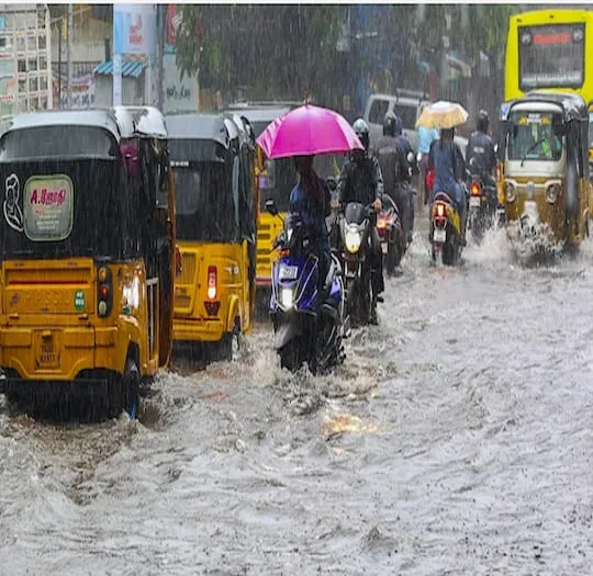 RAINS: తెలుగు రాష్ట్రాల్లో భారీ వర్షాలు.. ఆ జిల్లాలో స్కూళ్లకు సెలవు RAINS: తెలుగు రాష్ట్రాల్లో భారీ వర్షాలు.. ఆ జిల్లాలో స్కూళ్లకు సెలవు