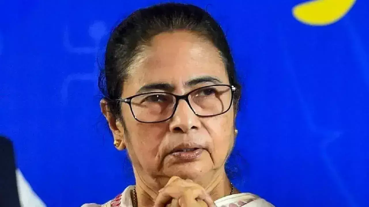 Mamata Banerjee: బంగ్లాదేశ్లో హింస.. ప్రధాని మోదీకి, యూఎన్కి పశ్చిమ బెంగాల్ సీఎం విజ్ఞప్తి Mamata Banerjee: బంగ్లాదేశ్లో హింస.. ప్రధాని మోదీకి, యూఎన్కి పశ్చిమ బెంగాల్ సీఎం విజ్ఞప్తి