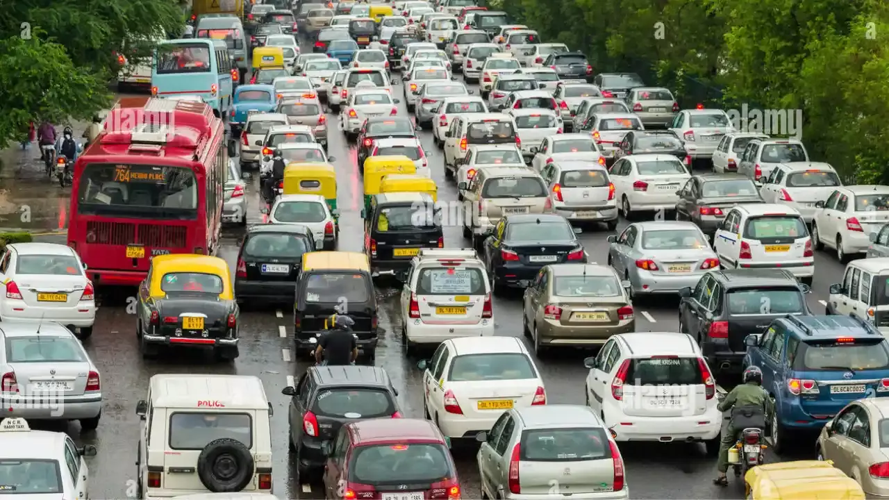 Delhi : ఢిల్లీలో భారీగా ట్రాఫిక్ జామ్