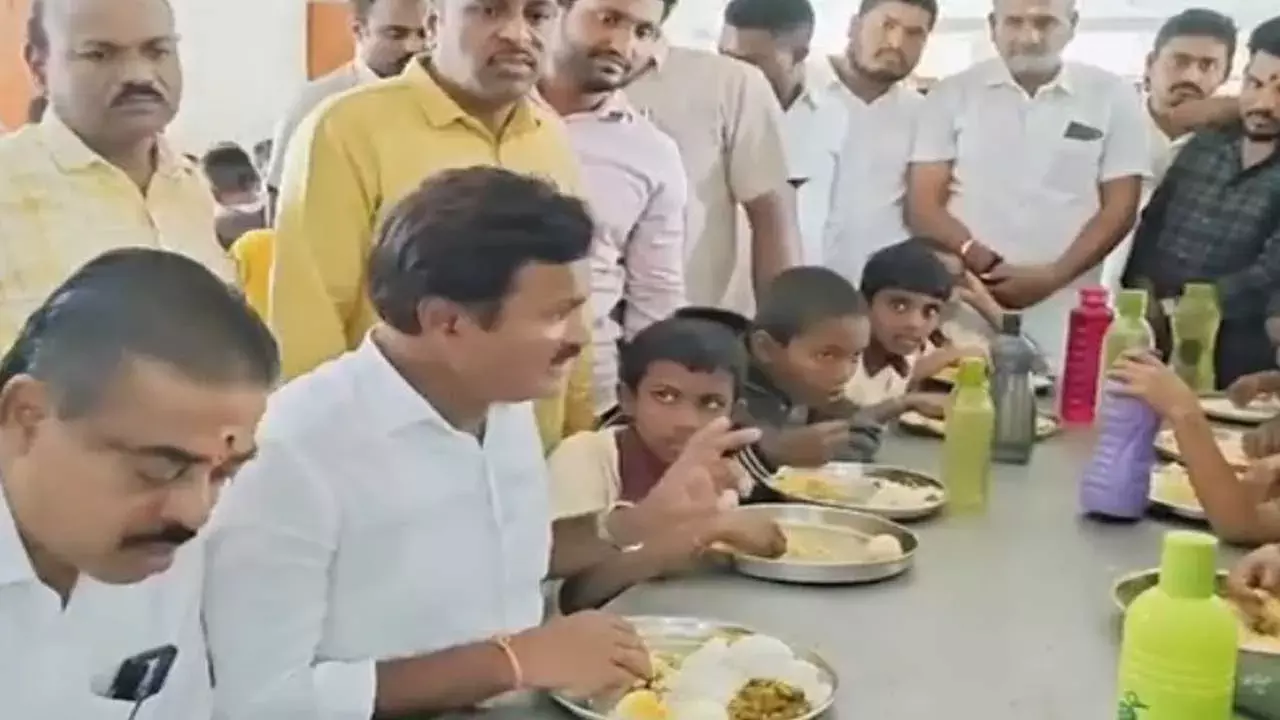 TG : వెల్ఫేర్ హాస్టల్ లో స్టూడెంట్స్‌తో ఎమ్మెల్యే భోజనం