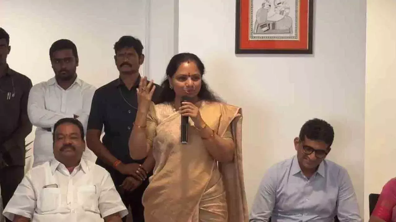 Kavitha Counters : కేసీఆర్ మొక్క కాదు...వేగు చుక్క..సీఎంకు కవిత కౌంటర్ Kavitha Counters : కేసీఆర్ మొక్క కాదు...వేగు చుక్క..సీఎంకు కవిత కౌంటర్