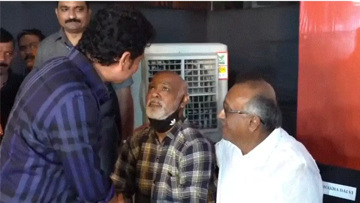 Achrekar memorial: గురువు అచ్రేకర్ స్మారకాన్ని ఆవిష్కరించిన సచిన్ టెండూల్కర్ Achrekar memorial: గురువు అచ్రేకర్ స్మారకాన్ని ఆవిష్కరించిన సచిన్ టెండూల్కర్