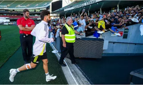 IND vs AUS: స్టార్ బ్యాట్స్‌మెన్ విరాట్ కోహ్లీ మోకాలికి గాయం ?