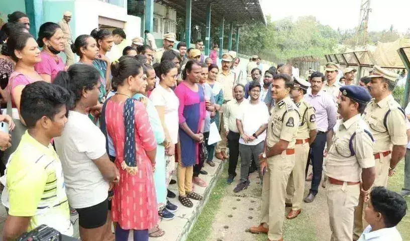 Hyderabad Police: హైదరాబాద్లో ట్రాఫిక్ అసిస్టెంట్లుగా 44 మంది ట్రాన్స్జెండర్లు Hyderabad Police: హైదరాబాద్లో ట్రాఫిక్ అసిస్టెంట్లుగా 44 మంది ట్రాన్స్జెండర్లు