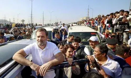 Uttar Pradesh : రాహుల్, ప్రియాంకలను అడ్డుకున్న పోలీసులు