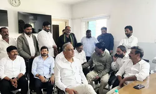 High Court: హైకోర్టులో హరీష్ రావుకు ఊరట High Court: హైకోర్టులో హరీష్ రావుకు ఊరట