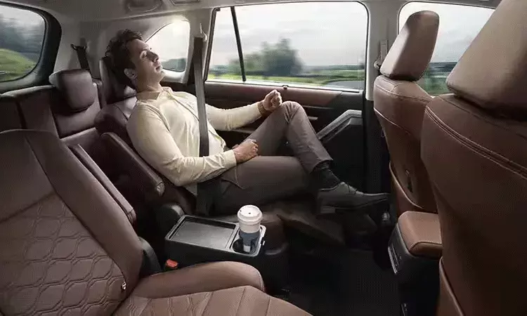 పరిమిత బడ్జెట్‌తో 23+ Kmpl మైలేజీతో 8-సీటర్ కార్లు