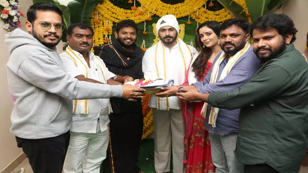 Deepak Saroj New Film Launched :  బ్లాక్ బస్టర్ డైరెక్టర్ల చేతుల మీదుగా దీపక్ సరోజ్ కొత్త చిత్రం ప్రారంభం Deepak Saroj New Film Launched :  బ్లాక్ బస్టర్ డైరెక్టర్ల చేతుల మీదుగా దీపక్ సరోజ్ కొత్త చిత్రం ప్రారంభం