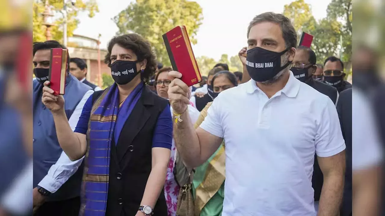 Rahul Gandhi And Priyanka Gandhi :  రాజ్యాంగం బుక్ పట్టుకుని రాహుల్, ప్రియాంక నిరసన Rahul Gandhi And Priyanka Gandhi :  రాజ్యాంగం బుక్ పట్టుకుని రాహుల్, ప్రియాంక నిరసన