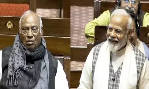 Modi and Kharge : మోడీ, ఖర్గే నవ్వులు.. రాజ్యసభలో ఇంట్రసింగ్ సీన్ Modi and Kharge : మోడీ, ఖర్గే నవ్వులు.. రాజ్యసభలో ఇంట్రసింగ్ సీన్