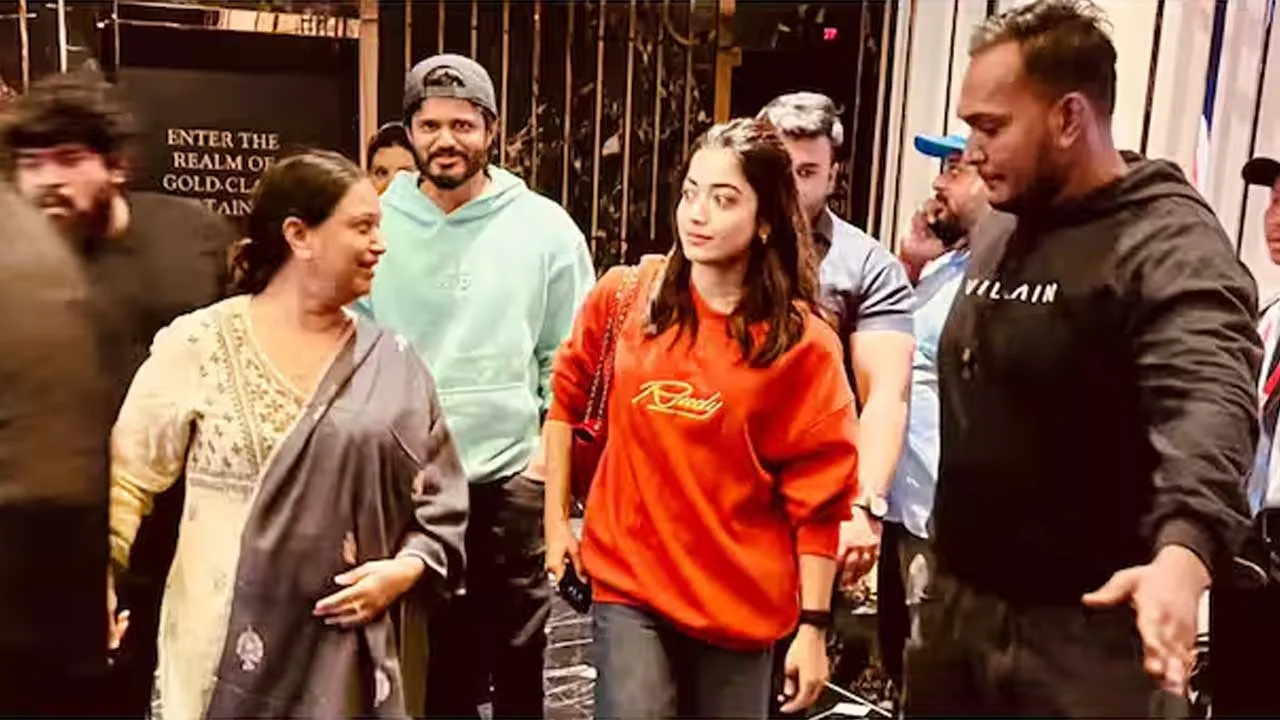 Rashmika Mandanna : విజయ్ దేవరకొండ ఫ్యామిలీతో శ్రీవల్లి.. పుష్ప -2 షో Rashmika Mandanna : విజయ్ దేవరకొండ ఫ్యామిలీతో శ్రీవల్లి.. పుష్ప -2 షో