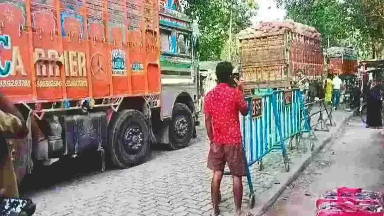 Potato Smuggling పుష్ప సినిమా స్టైల్లో బంగాళాదుంపల స్మగ్లింగ్.. Potato Smuggling పుష్ప సినిమా స్టైల్లో బంగాళాదుంపల స్మగ్లింగ్..