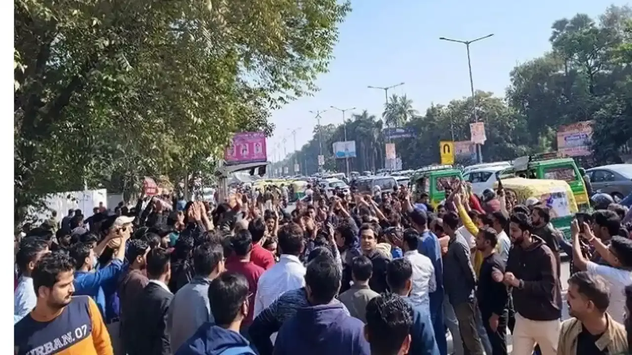 Bihar : బీహార్లో పోటీ పరీక్షల అభ్యర్థుల ఆందోళన Bihar : బీహార్లో పోటీ పరీక్షల అభ్యర్థుల ఆందోళన