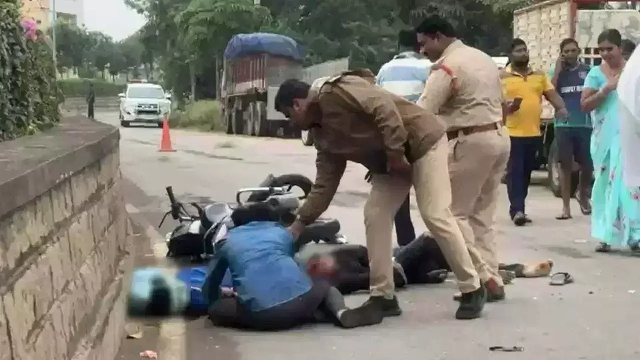 Accident: అతివేగంతో చెట్టును ఢీకొట్టిన కారు.. నలుగురు మృతి Accident: అతివేగంతో చెట్టును ఢీకొట్టిన కారు.. నలుగురు మృతి