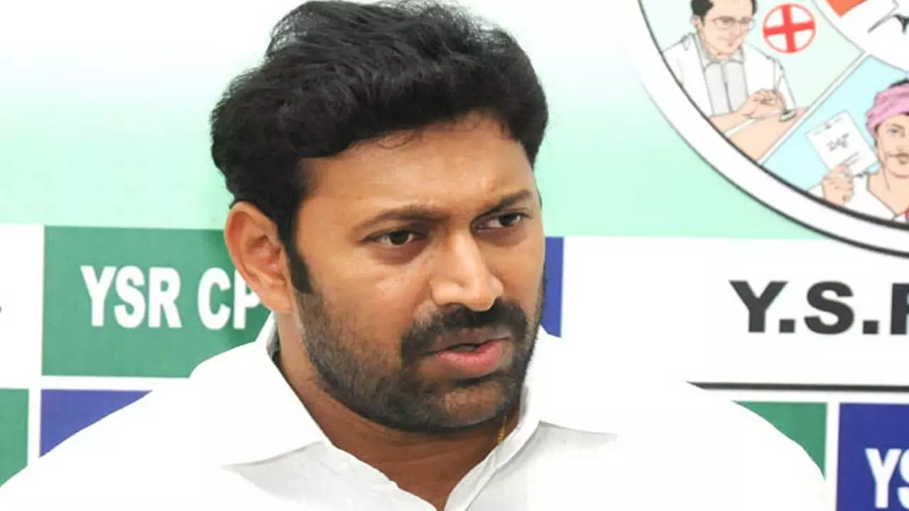 YSRCP MP Avinash Reddy : ఎంపీ అవినాశ్ రెడ్డికి షాకిచ్చిన పోలీసులు YSRCP MP Avinash Reddy : ఎంపీ అవినాశ్ రెడ్డికి షాకిచ్చిన పోలీసులు