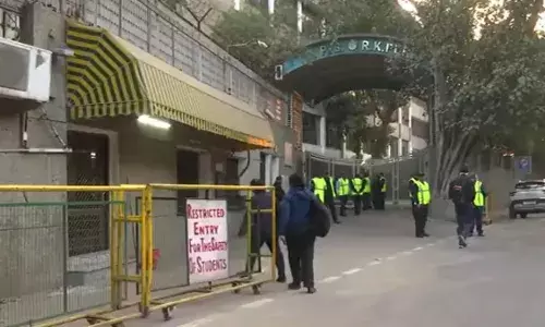 Bomb Threats : ఢిల్లీలోని  స్కూళ్లకు బాంబు బెదిరింపులు.. Bomb Threats : ఢిల్లీలోని  స్కూళ్లకు బాంబు బెదిరింపులు..