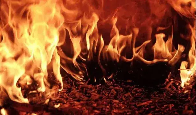 SAD: విద్యార్థినిపై పెట్రోల్ పోసి నిప్పంటించిన ప్రేమోన్మాది SAD: విద్యార్థినిపై పెట్రోల్ పోసి నిప్పంటించిన ప్రేమోన్మాది