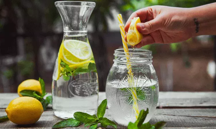 చలికాలం ఉదయం.. గోరువెచ్చని నీళ్లలో నిమ్మరసం కలిపి తాగితే..