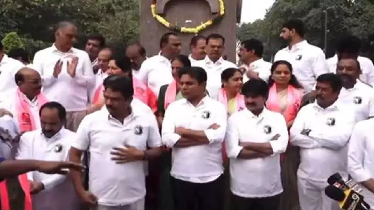 BRS MLAs :నిరసన టీ షర్ట్స్ తో అసెంబ్లీకి బీఆర్ఎస్.. గన్ పార్క్ వద్ద ఉద్రిక్తత BRS MLAs :నిరసన టీ షర్ట్స్ తో అసెంబ్లీకి బీఆర్ఎస్.. గన్ పార్క్ వద్ద ఉద్రిక్తత