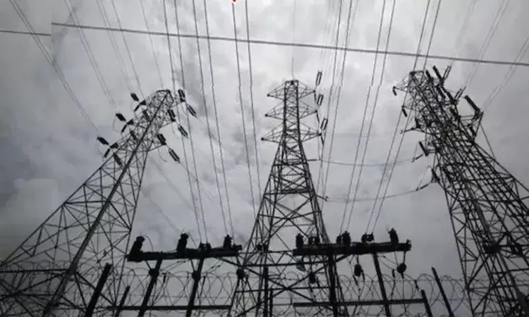 విద్యుత్ ప్రైవేటీకరణ.. ఉద్యోగాలు కోల్పోనున్న 50 వేల మంది కాంట్రాక్ట్ ఉద్యోగులు విద్యుత్ ప్రైవేటీకరణ.. ఉద్యోగాలు కోల్పోనున్న 50 వేల మంది కాంట్రాక్ట్ ఉద్యోగులు