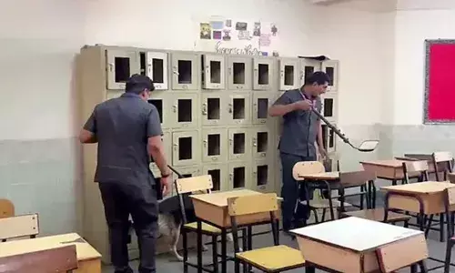 Delhi : ఢిల్లీకి వరుస బెదిరింపులు.. స్కూళ్లు, రద్దీ ఏరియాల్లో తనిఖీలు Delhi : ఢిల్లీకి వరుస బెదిరింపులు.. స్కూళ్లు, రద్దీ ఏరియాల్లో తనిఖీలు