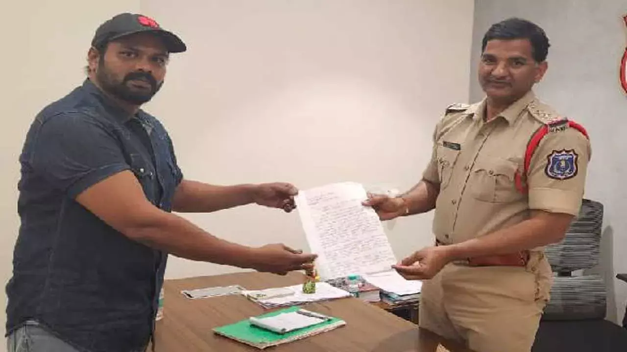 Manchu Family : మోహన్ బాబు, మనోజ్.. దాడులు చేస్తున్నారంటూ పరస్పరం కేసులు Manchu Family : మోహన్ బాబు, మనోజ్.. దాడులు చేస్తున్నారంటూ పరస్పరం కేసులు