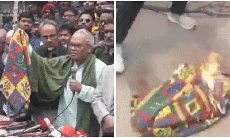 Bangladesh: భారత ఉత్పత్తులను బహిష్కరించు కార్యక్రమంలో భాగంగా జైపూర్ బెడ్షీట్కు నిప్పు Bangladesh: భారత ఉత్పత్తులను బహిష్కరించు కార్యక్రమంలో భాగంగా జైపూర్ బెడ్షీట్కు నిప్పు