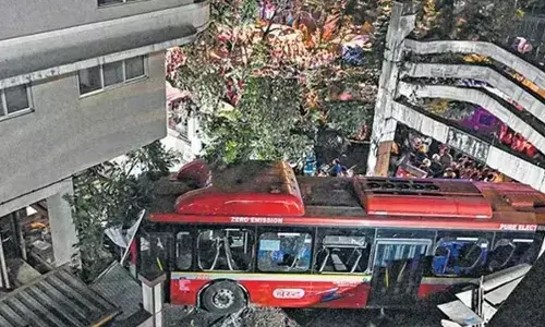 Mumbai : ముంబైలో పాదచారులపైకి దూసుకెళ్లిన బస్సు Mumbai : ముంబైలో పాదచారులపైకి దూసుకెళ్లిన బస్సు