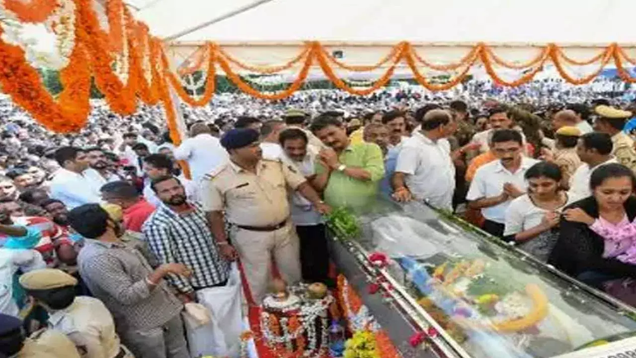 Karnataka CM : ఎస్ఎం కృష్ణ అంత్యక్రియలకు ఏర్పాట్లు.. ప్రముఖుల నివాళులు Karnataka CM : ఎస్ఎం కృష్ణ అంత్యక్రియలకు ఏర్పాట్లు.. ప్రముఖుల నివాళులు